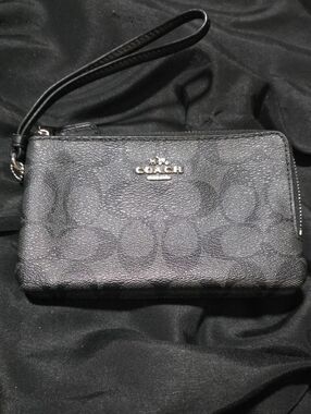 COACH BLACK DOUBLE ZIP WRISTLET/GREAT CONDITION